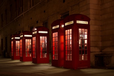 大楼附近有五个红线电话亭